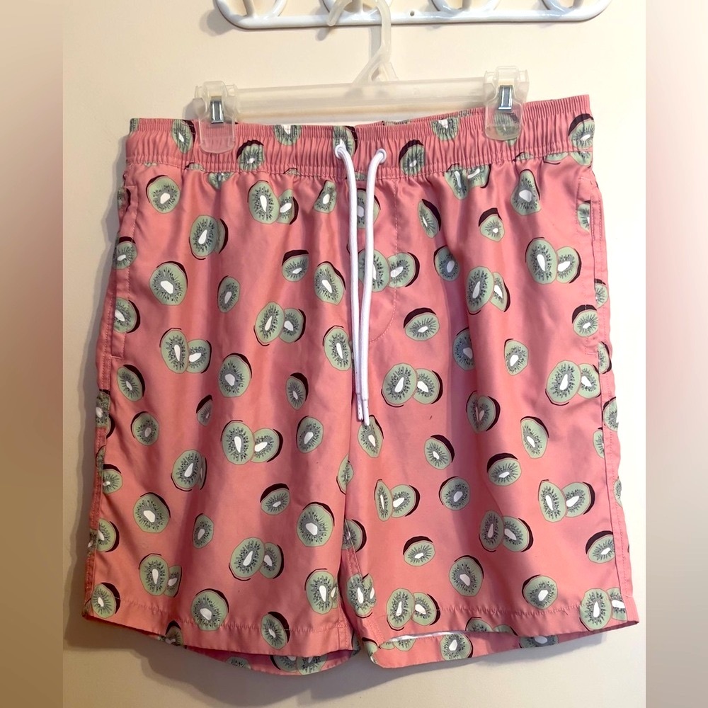 Amazon Essentials Pink Kiwi Print Men's Shorts New without tag.